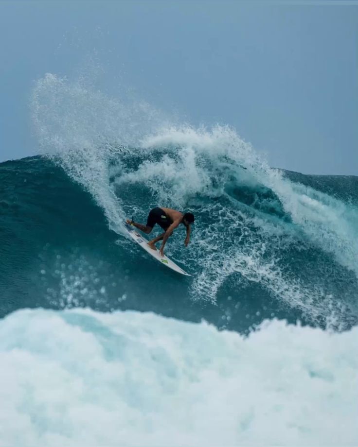 7 Must-Visit Beaches in Sri Lanka for Sunseekers & Surfers